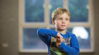 Een jongen die onderwijs volgt bij Kentalis Doetinchem