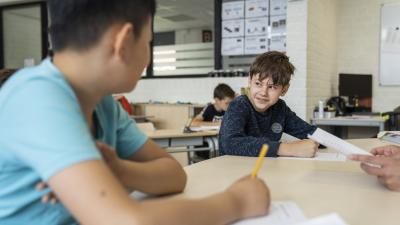 Twee jongens praten in de klas