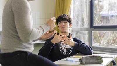 Twee mensen gebaren met elkaar